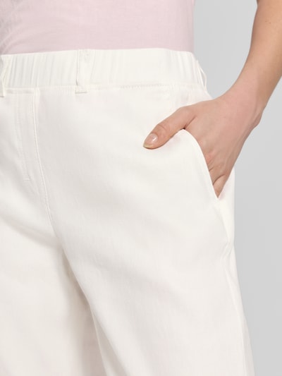 Vrouwenmodel draagt Regular Fit Culotte uit linnenmix model 'PAM' van Raphaela By Brax, look: effen, elastische boord, linnenmix, detailopname heup.