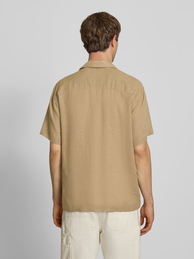 Männermodel trägt Relaxed Fit Freizeithemd aus Leinen-Viskose-Mix Modell 'LAURENCE' von Only & Sons, Optik: Unifarben, Passform: Relaxed-Fit, Hemdkragen: Reverskragen, Knopfleiste: Einreihig, Ärmelform: Kurzarm, Brusttasche, beiges Material, Ganzkörperansicht Rückansicht.