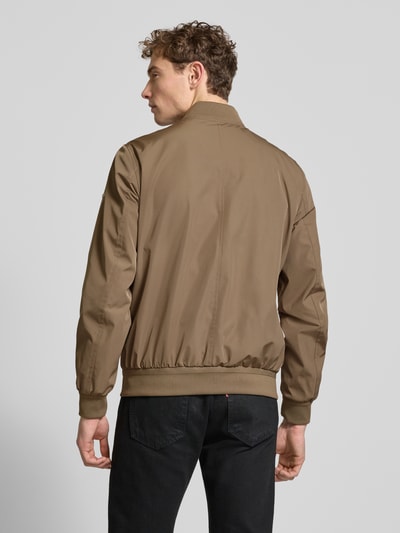 Mannelijk model draagt Regular Fit Jacke met opstaande kraag model 'Rapid' van CINQUE in bruin, elastische boorden, productcontext, volledige rugaanzicht.