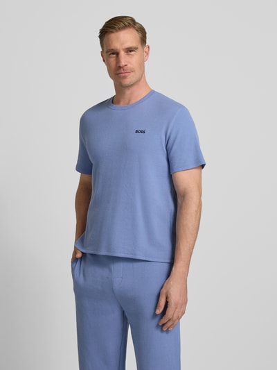 Męski model nosi Regular Fit T-Shirt aus Baumwoll-Mix od BOSS, jasnoniebieski kolor, wafelowa faktura, krótki rękaw, widok z przodu.