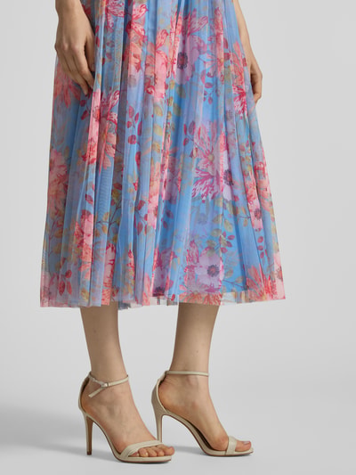 Frauenmodel trägt Cocktailkleid aus Tüll von LACE & BEADS, A-Linie, Midikleid, florales Muster, Rückenlänge 101 cm, Nahaufnahme Unterkörper.