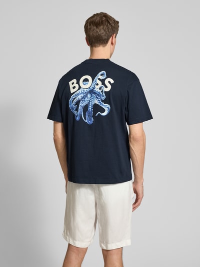BOSS Orange T-shirt o kroju oversized z nadrukowanym motywem model ‘numbers’ Ciemnoniebieski 5