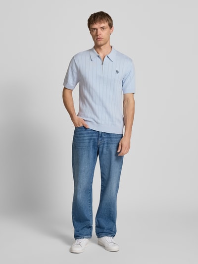 REVIEW Slim Fit Poloshirt mit Label-Stitching Eisblau 1