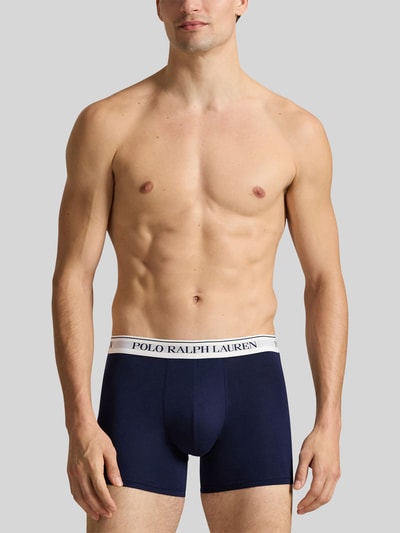 Männermodel trägt Trunks aus Baumwoll-Mix im 3er-Pack von Polo Ralph Lauren Underwear, unifarben mit elastischem Label-Bund, Ganzkörperansicht von vorne.