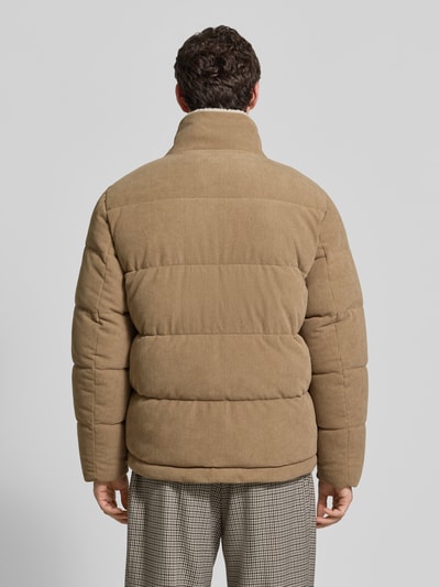 Männermodel trägt Jacke aus Cord mit Label-Stitching von MCNEAL in Beige, Steppnähte, Baumwoll-Mix, Ganzkörperansicht Rückansicht.