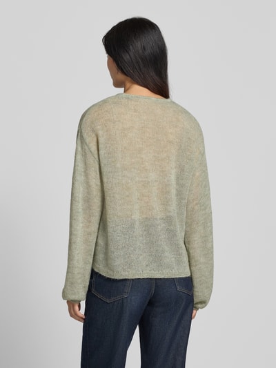 Vrouwenmodel draagt Relaxed Fit pullover met alpaca-aandeel Model 'Dido' van FREE/QUENT, semi-transparant, mix van katoen en alpacawol, v-hals, ruglengte 56 cm bij maat S, mouwlengte 55 cm bij maat S, Ganzkörperansicht Rückansicht.