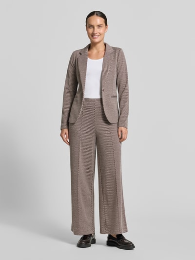 Kobiece modelka nosi spodnie Wide Fit Hose mit Viskose-Anteil Model 'Kate' od ICHI, elastyczna mieszanka materiałów z dodatkiem wiskozy, krój wide fit, ozdobne szwy, fakturowany wzór, kieszenie z tyłu, częściowo elastyczny pas, szerokość w rozmiarze S: 36 cm, długość wewnętrzna nogawki w rozmiarze S: 75 cm, widok całej sylwetki z przodu.