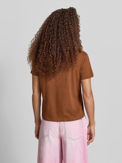 Männermodel trägt damski t-shirt Boxy Fit T-Shirt aus reiner Baumwolle Modell 'CARLA' von Pepe Jeans, efekt: jednolity kolor, krój: pudełkowy krój, aplikacja: nadruk z logo, dekolt: okrągły dekolt, rękaw: krótki rękaw, wykończenie materiału: dżersej, materiał: bawełna; Ganzkörperansicht Rückansicht.