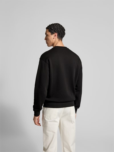 Männermodel trägt Sweatshirt aus reiner Baumwolle von Kenzo in Schwarz mit elastischen Abschlüssen, lockere Passform, Rückenlänge 66 cm, Ganzkörperansicht Rückansicht.