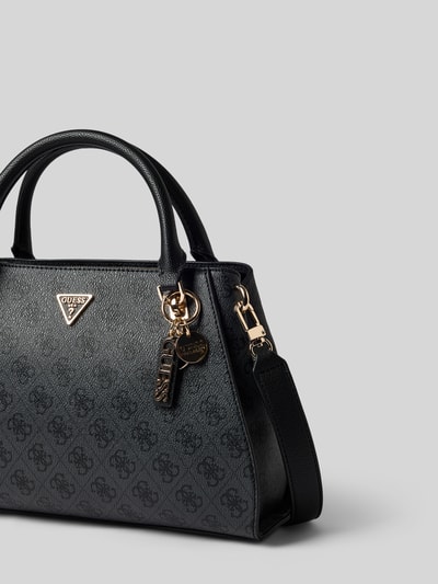 Produktfoto, schwarze Handtasche mit Logo-Muster Modell 'NOELLE II' von GUESS, goldfarbene Details, strukturierte Oberfläche, Hauptfach mit Reißverschluss, Label-Details, Tragehenkel und Schulterriemen, 27x23x11 cm, Schulterriemen 127 cm.