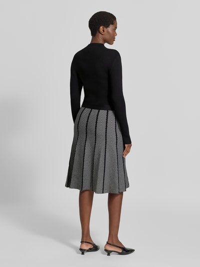 Frauenmodel trägt Knielanges Kleid im 2-in-1-Look von Apricit, mieszanka wiskozy, Linia a, długość do kolan, wiązany pasek, Długość tyłu w rozmiarze S: 105 cm, Szerokość w rozmiarze S: 39 cm, Długość rękawów w rozmiarze S: 64 cm, czarno-biała, tkanina z fakturą, Ganzkörperansicht Rückansicht