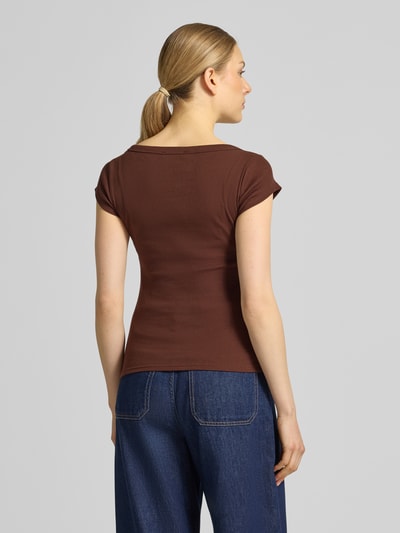 Frauenmodel trägt T-Shirt in Ripp-Optik mit Karree-Ausschnitt Modell 'METTE' von Topshop, Baumwoll-Elasthan-Mix, Slim-Fit, Rückenlänge 52 cm, Ganzkörperansicht Rückansicht.