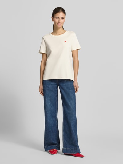 Vrouwenmodel draagt t-shirt met ronde hals en stitching van Smith and Soul, puur katoen, regular fit, ruglengte maat S 58 cm, geheel van voren.