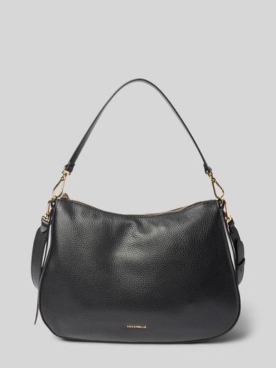 Produktfoto, torebka z detalem z logo model 'NORY' od Coccinelle, główna przegroda z zamkiem błyskawicznym, odpinany uchwyt, przegródka wewnętrzna z zamkiem błyskawicznym, czarna fakturowana skóra, szerokość 28 cm, długość 26 cm, głębokość 9 cm, długość paska na ramię 109 cm