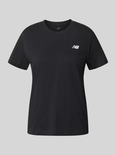 Produktfoto, schwarzes Regular Fit T-Shirt mit Logo-Stitching von New Balance aus reiner Baumwolle, Rundhalsausschnitt, Rückenlänge 60 cm