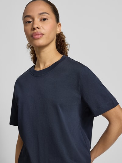 Kobiece modelka nosi granatowy damski t-shirt Boxy Fit T-Shirt aus Baumwoll-Viskose-Mix Modell 'ESSENTIAL' od Selected Femme, damski t-shirt, zbliżenie na górną część ciała