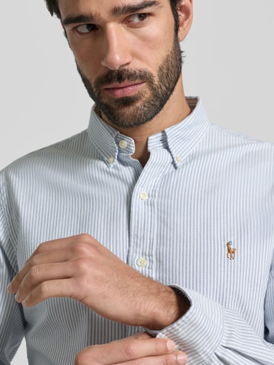 Männermodel draagt Slim Fit vrijetijdsoverhemd uit puur katoen Model 'OXFORD' van Polo Ralph Lauren met blauw-wit streeppatroon, button-downkraag, doorlopende knoopsluiting, labelstitching, lang mouwdesign, nahaufnahme bovenlichaam.