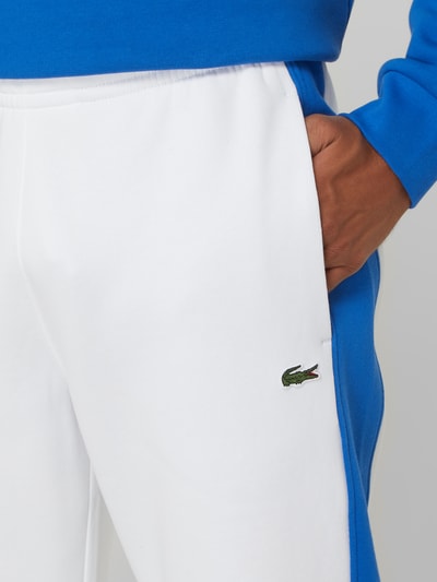 Lacoste Spodnie dresowe o kroju tapered fit z naszywką z logo Biały 3