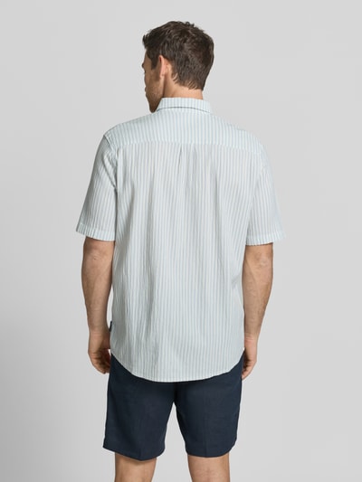 Männermodel trägt Comfort Fit Freizeithemd aus Lyocell-Baumwoll-Mix von Tom Tailor, Optik: Unifarben, Struktur, Ganzkörperansicht Rückansicht.