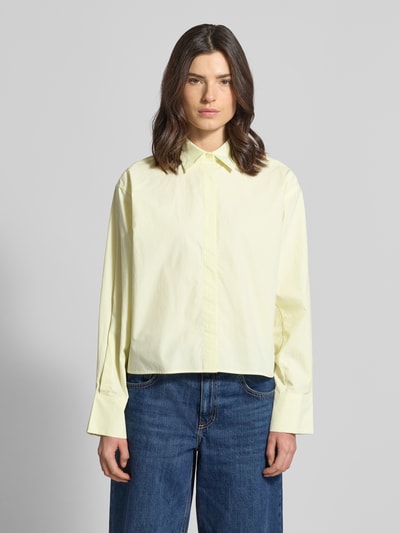 Männermodel trägt Boxy Fit Bluse mit verdeckter Knopfleiste Modell 'BLAIRE' von Copenhagen Muse, bawełna, kołnierz koszulowy, długość tyłu 57 cm, Ganzkörperansicht von vorne.
