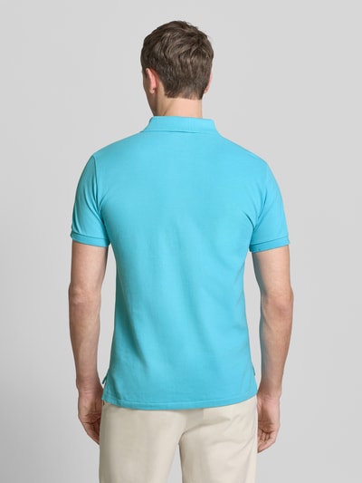 Mannelijk model draagt Regular Fit Poloshirt uit puur katoen van Polo Ralph Lauren, effen turquoise, piquéstructuur, logo detail, korte knoopsluiting, polokraag, korte mouw met geribde zoom, asymmetrische zoom met splitten, geheel van achteren
