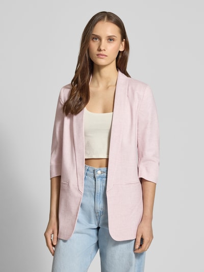Modelka nosi Regular Fit Longblazer mit 3/4-Ärmeln Modell 'ELLY' od Only, optyka melanżowa, krój regular fit, szalowy kołnierz, bez zapięcia, imitowane kieszenie z lamówką, pastelowy róż, gładka faktura, widok całej sylwetki z przodu.
