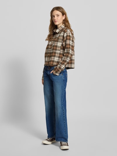 Frauenmodel trägt Jeans mit 5-Pocket-Design von Levi’s®, reine Baumwolle, lockerer Schnitt, blaue Farbe, Ganzkörperansicht von vorne.