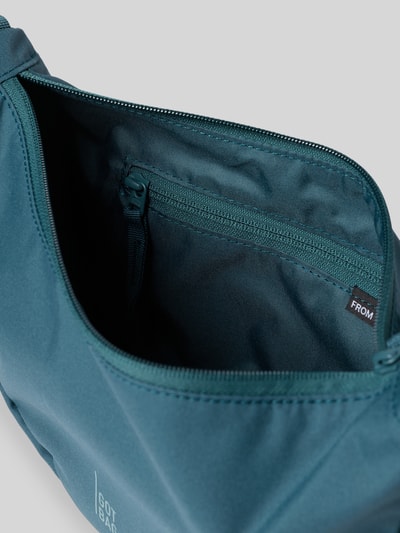 Produktfoto, Umhängetasche mit Label-Detail von Gotbag in Dunkelblau, Hauptfach mit Reißverschluss, Innenfach, Maße 31x19x9 cm