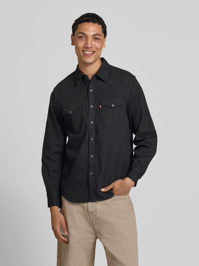 Mężczyznamodel nosi czarną koszulę jeansową Regular Fit Jeanshemd aus reiner Baumwolle Modell 'BARSTOW WESTERN STANDARD' von Levi's®, Ganzkörperansicht z przodu, Herren Jeanshemd von Levi's®