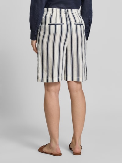 Frauenmodel trägt Bermudas aus Leinen im Allover-Look von Christian Berg Woman in Creme mit blauen Streifen, Regular-Fit, Knopf- und Reißverschluss, Bundweite 38 cm, Innenbeinlänge 23 cm, Ganzkörperansicht Rückansicht.