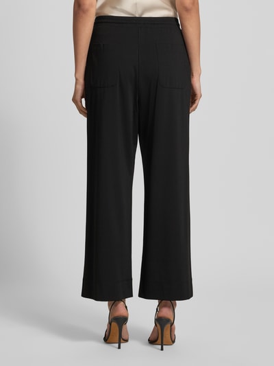 Frauenmodel trägt Regular Fit Anzughose mit elastischem Bund Modell 'MODICO' von Weekend Max Mara, Optik: Unifarben, Passform: Regular-Fit, High-Waist, Bundabschluss: Elastisch mit Tunnelzug, seitliche Eingrifftaschen, Ganzkörperansicht Rückansicht.