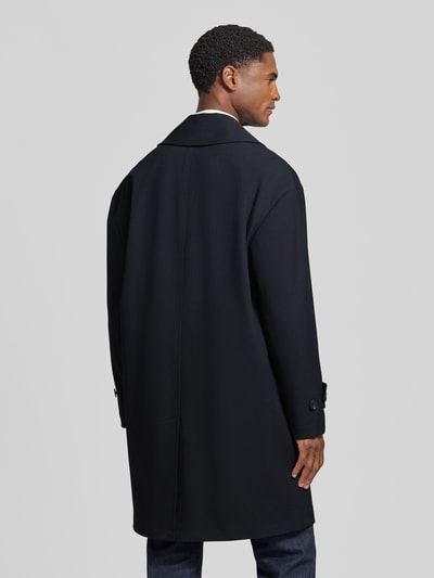 Männermodel trägt Trenchcoat mit doppelreihiger Knopfleiste von Antony Morato, dunkel, glatter Stoff, Rückenansicht, Ganzkörperansicht von hinten. Material-Mix mit Viskose-Anteil, Straight Fit, Reverskragen, seitliche Eingrifftaschen, Ärmelriegel mit Knopf, Rückenlänge 100 cm, Schulterbreite 48 cm, Brustweite 57 cm, Ärmellänge 59 cm.