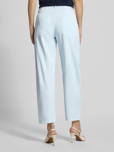 Vrouwenmodel draagt Relaxed Fit Jeans aus Lyocell-Mix van Cambio in lichtblauw, katoenmix, met geknoopt doek, verkorte pasvorm, achteraanzicht volledige lichaamsopname.