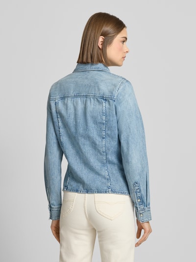 Frauenmodel trägt Slim Fit Jeanshemd mit Brusttaschen von G-Star aus Reine Baumwolle, hellblauer Denim, Hemdblusenkragen, Knopfleiste, Rückenlänge bei Größe S 55 cm, Ärmellänge bei Größe S 62 cm, Jeansstruktur, Ganzkörperansicht Rückansicht