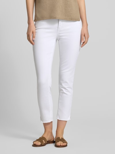 Frauenmodel trägt Slim Fit Jeans mit Fransensaum Modell 'PIPER SHORT' von Cambio aus Baumwoll-Mix mit Stretch-Anteil, Eingrifftaschen und Gesäßtaschen, Knopf- und Reißverschluss, Farbe Weiß, Körpernaher-Schnitt, Bundweite 39 cm, Innenbeinlänge 68 cm, Ganzkörperansicht von vorne.