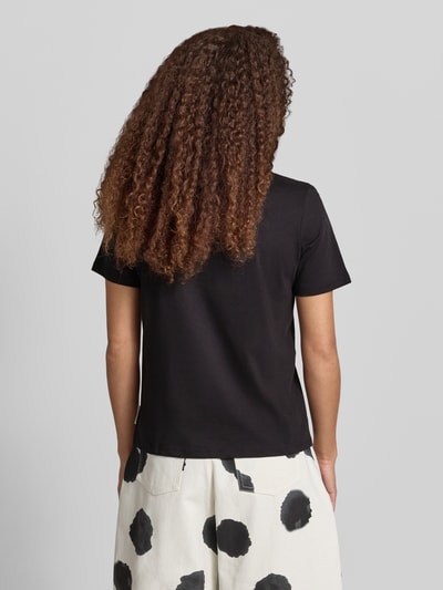 Modelka kobieca nosi Regular Fit T-Shirt aus reiner Baumwolle von Marc O'Polo Denim, czarny, gładki, bawełna, jersey, napis z logo, krój regular fit, krótki rękaw, widok całej sylwetki od tyłu
