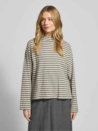 Frauenmodel trägt Regular Fit Langarmshirt aus reiner Baumwolle von Marc O'Polo, Optik: Allover-Muster, gestreift, Feinstrick, Rundhals, langarm, geschlitzt, Ganzkörperansicht von vorne.
