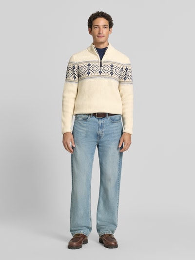 Männermodel trägt Norwegerpullover aus Woll-Mix mit Troyer-Kragen von RAGMAN, beige mit blauem Muster, Regular Fit, Ganzkörperansicht von vorne