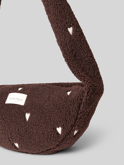 Produktfoto, Shoulder Bag in Teddy-Qualität von Studio Noos, dunkelbraun mit weißen Herz-Stitchings, Strukturtextur, Motiv-Stitchings, Hauptfach mit Reißverschluss, breiter Schulterriemen, Innenfach, Szerokość w rozmiarze 41 cm, długość 22 cm, głębokość 9 cm, długość paska 90 cm