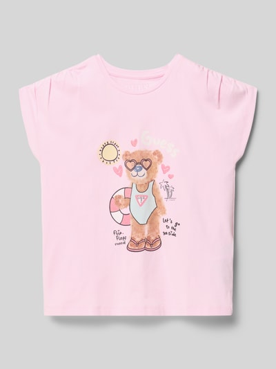 Produktfoto, Kinder T-Shirt mit Motiv Modell 'BATWING' von Guess aus Baumwoll-Elasthan-Mix in Rosa, Regular-Fit, Rundhalsausschnitt, Rückseite 43 cm bei Größe 116, Motivprint auf der Vorderseite.