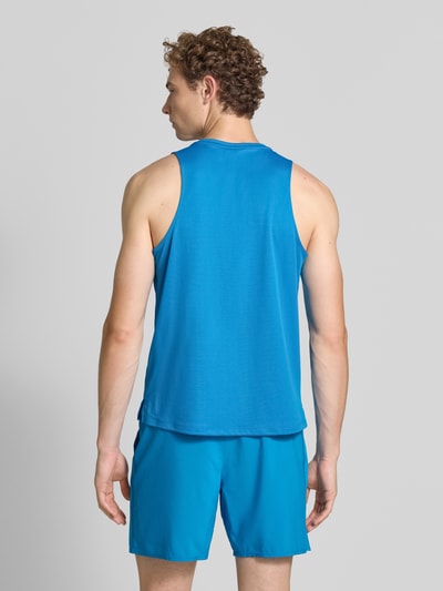 Męski model nosi Regular Fit Top mit Logo-Print Model 'Core' von ASICS TIGER, okrągły dekolt, Długość tyłu w rozmiarze M: 68 cm, widok całej sylwetki z tyłu