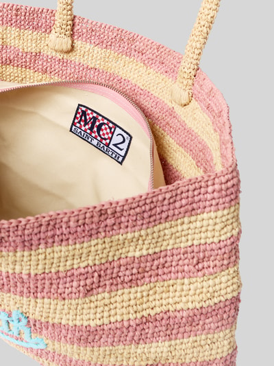 Produktfoto, różowo-żółta Strandtasche mit herausnehmbarer Innentasche od MC2 Saint Barth ze słomki, zdejmowana beżowa kieszeń na zamek, haftowane logo, model 'RAFFIA BEACH', szerokość w rozmiarze 1: 51 cm, długość w rozmiarze 1: 34 cm, głębokość w rozmiarze 1: 14 cm, długość paska na ramię w rozmiarze 1: 50 cm