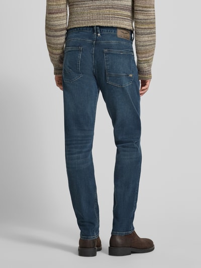 Männermodel trägt Straight Fit Jeans mit Logo-Stitching Modell 'Commander' von PME Legend, 5-Pocket-Design, Baumwoll-Mix, Ganzkörperansicht Rückansicht.