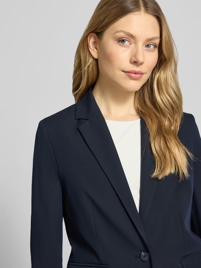 Modelka kobieca nosi Regular Fit Gehrock mit Viskose-Anteil von Christian Berg Woman Selection w kolorze granatowym, taliowany krój, klapy, kieszenie z patkami, elastyczny materiał, detaliczne wykończenie, szerokość w rozmiarze 36: 46 cm, długość tyłu: 82 cm, długość rękawa: 57 cm, zbliżenie na górną część ciała.