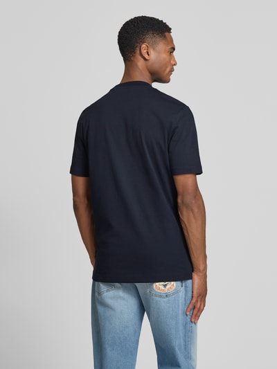 Männermodel trägt Regular Fit T-Shirt aus reiner Baumwolle Modell 'C-THOMPSON 239' von BOSS, Optik: Unifarben, Ganzkörperansicht Rückansicht