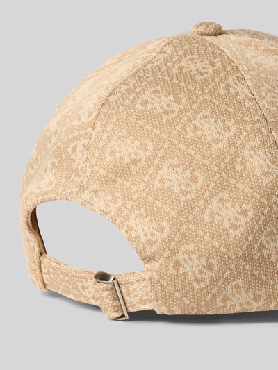 Produktfoto, beiges Basecap mit Logo-Muster und Label-Patch, Modell 'CALLIOPE 4G' von Guess Activewear, Strukturstoff, Baumwoll-Mix