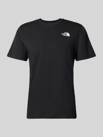 Produktfoto, T-Shirt mit Logo und Rundhalsausschnitt von The North Face, schwarze Farbe, Baumwoll-Mix, Regular-Fit, leicht strukturierte Oberfläche, Logo vorn, Rückenlänge bei Größe M: 71 cm.