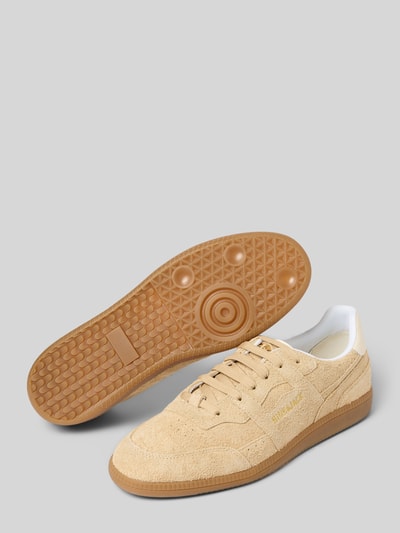 Produktfoto, Sneaker mit Label-Detail Modell 'Shaggy' von Hide&Jack für Herren, beigefarbene Wildleder-Textur, abgerundete Form, Schnürverschluss, strukturierte Sohle, Absatzhöhe 3 cm, Schafthöhe 8 cm, Schaftweite 10 cm.