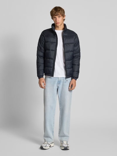 Mannenmodel draagt donkerblauwe Steppjacke mit Stehkragen Modell 'EIDEN' van Blend met rechte fit, steekzakken, elastische manchetten, geheelfrontale lichaamsopname.