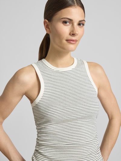 Frauenmodel trägt Tanktop mit Rundhalsausschnitt von Copenhagen Muse, Baumwoll-Elasthan-Mix, Slim-Fit, Ripp-Optik, Nahaufnahme Oberkörper.